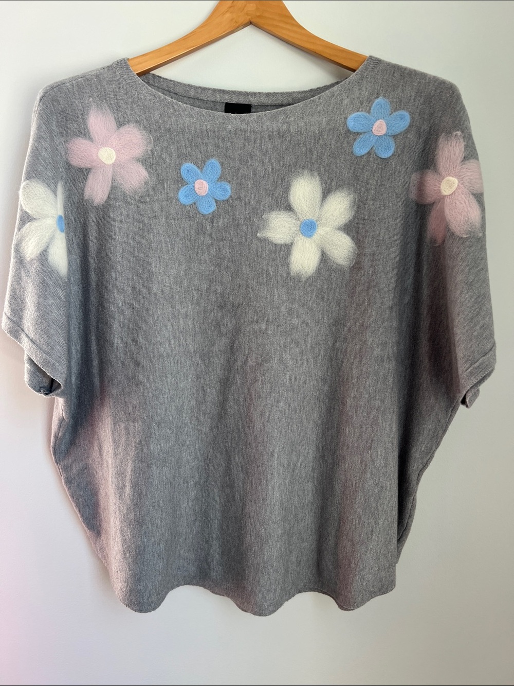Aaeda | Women’s Gray Floral Appliqué Sweater Dolman Sleeve Soft Knit Size 1X